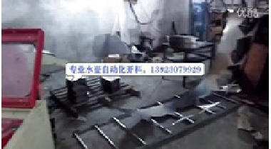電水壺扇形料自動(dòng)化開(kāi)料，MT料架收放料，兩臺(tái)NC送料機(jī)，兩臺(tái)沖床連線(xiàn)自動(dòng)化開(kāi)料